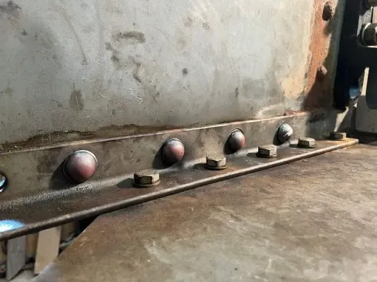 Nieuwe klinknagels aangebracht in het frame